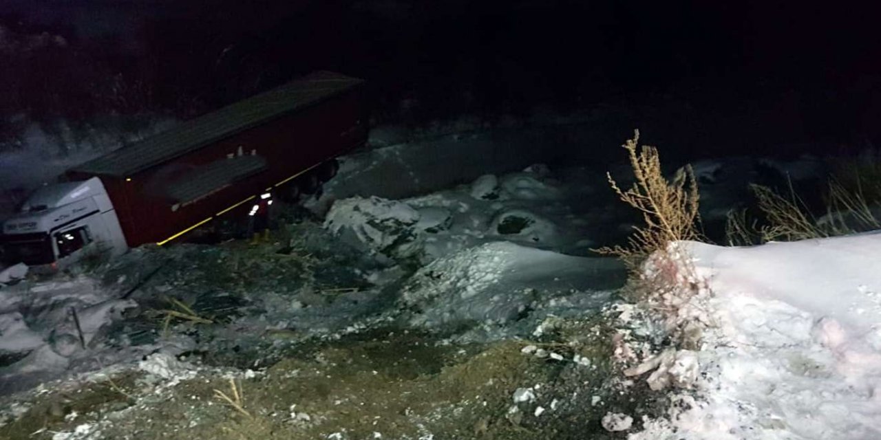 Ağrı'da virajı alamayan tır şarampole uçtu şoför yaralı olarak kurtarıldı