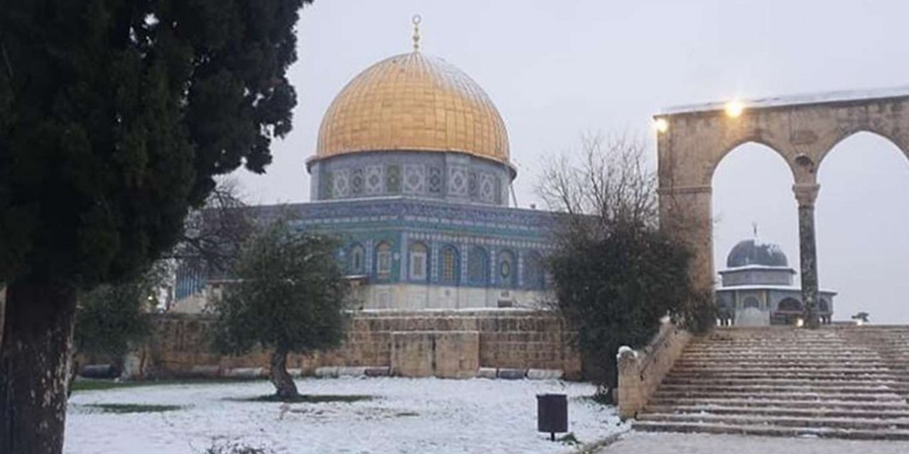 İlk kıblemiz Mescid-i Aksa beyaz örtüye büründü