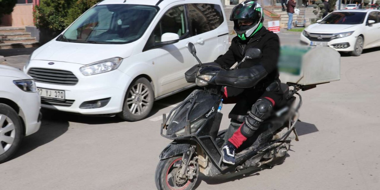 Salgın sürecinde motosikletli kuryelerin iş yükü arttı