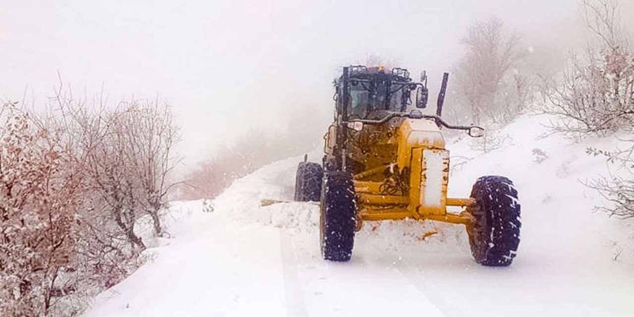 Batman'da kar nedeniyle kapanan köy yollarını açma çalışmaları devam ediyor