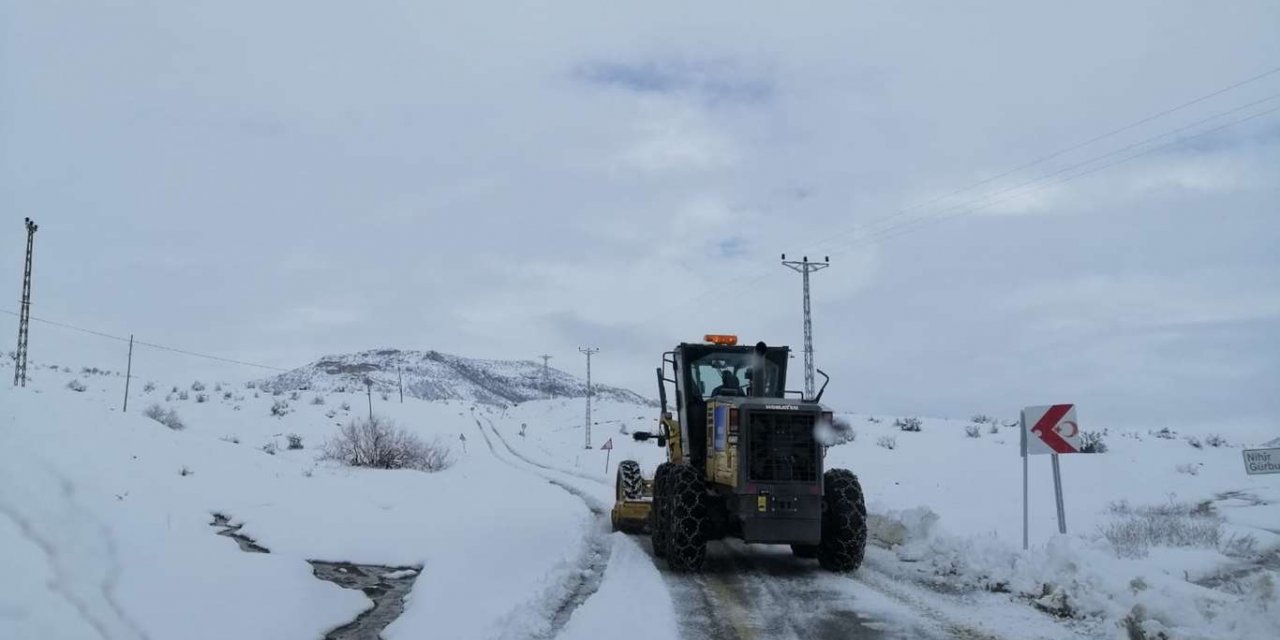 Diyarbakır'da kar yağışı sonrası ulaşıma kapanan yollar açıldı