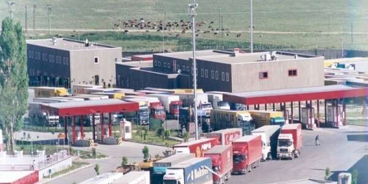 Tanker patlamaları nedeniyle kapatılan İran-Afganistan sınır kapısı yeniden açıldı