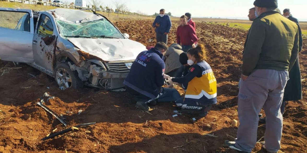 Şanlıurfa’da otomobil bariyerlere çarparak tarlaya uçtu:6 yaralı