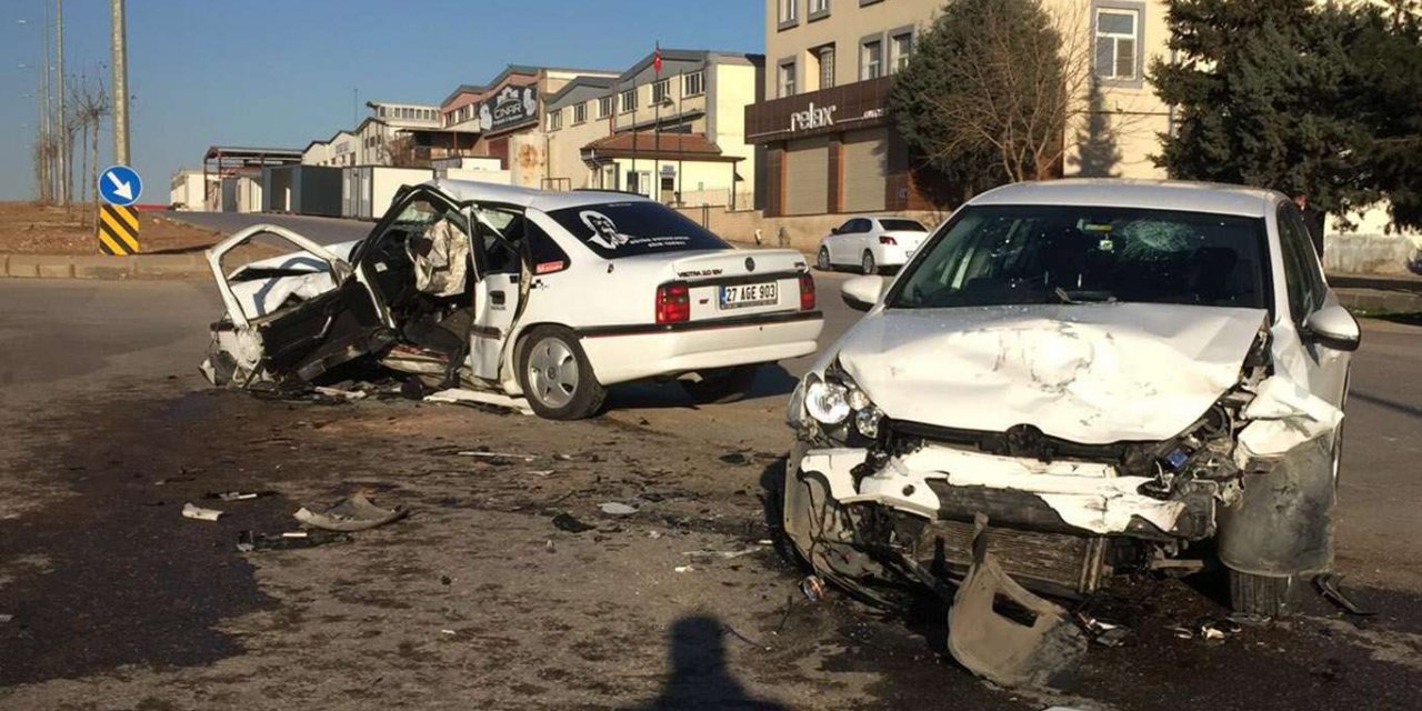 Gaziantep’te 2 otomobil çarpıştı: 1 ölü 4 yaralı