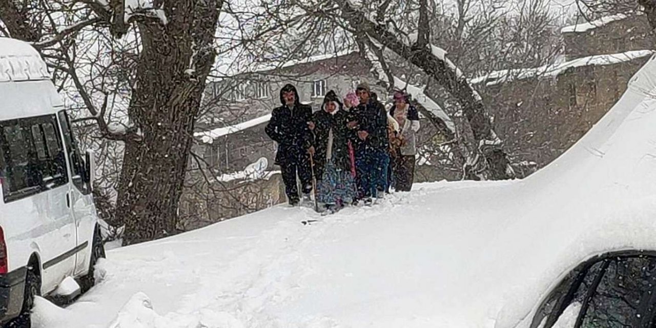 Çığ nedeniyle kapanan yolda mahsur kalanlar kurtarıldı