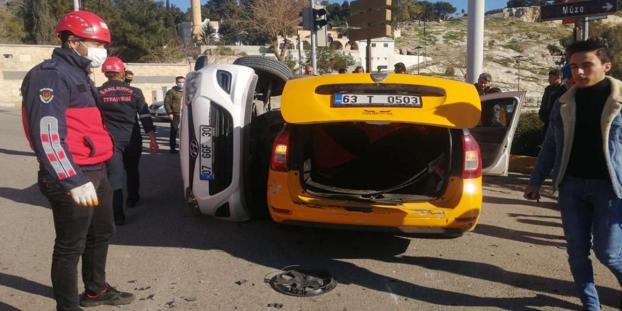 Şanlıurfa’da ticari taksi ile otomobil çarpıştı: 2 yaralı