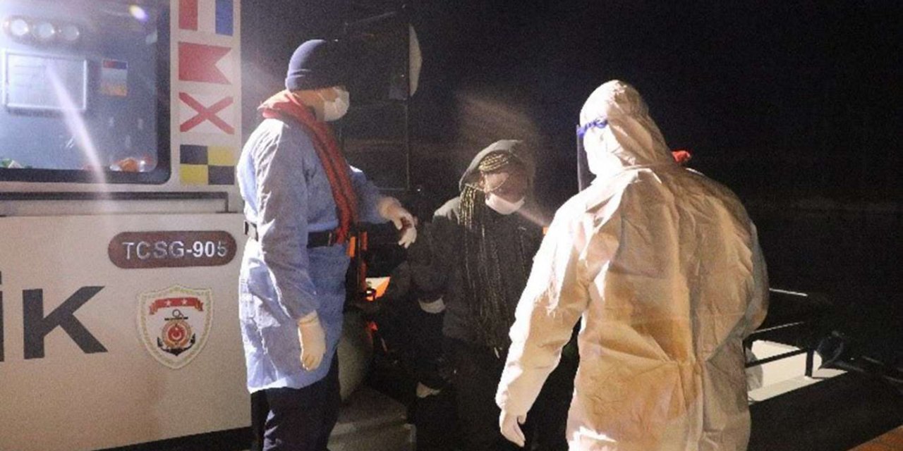 180 koçberên ku di behrê de mahsûr mabûn hatin rizgarkirin