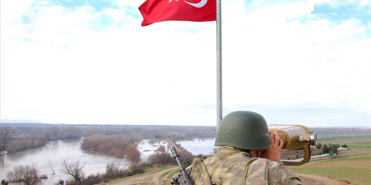 Yunanistan'a kaçak yollarla geçmeye çalışan 5 kişi yakalandı