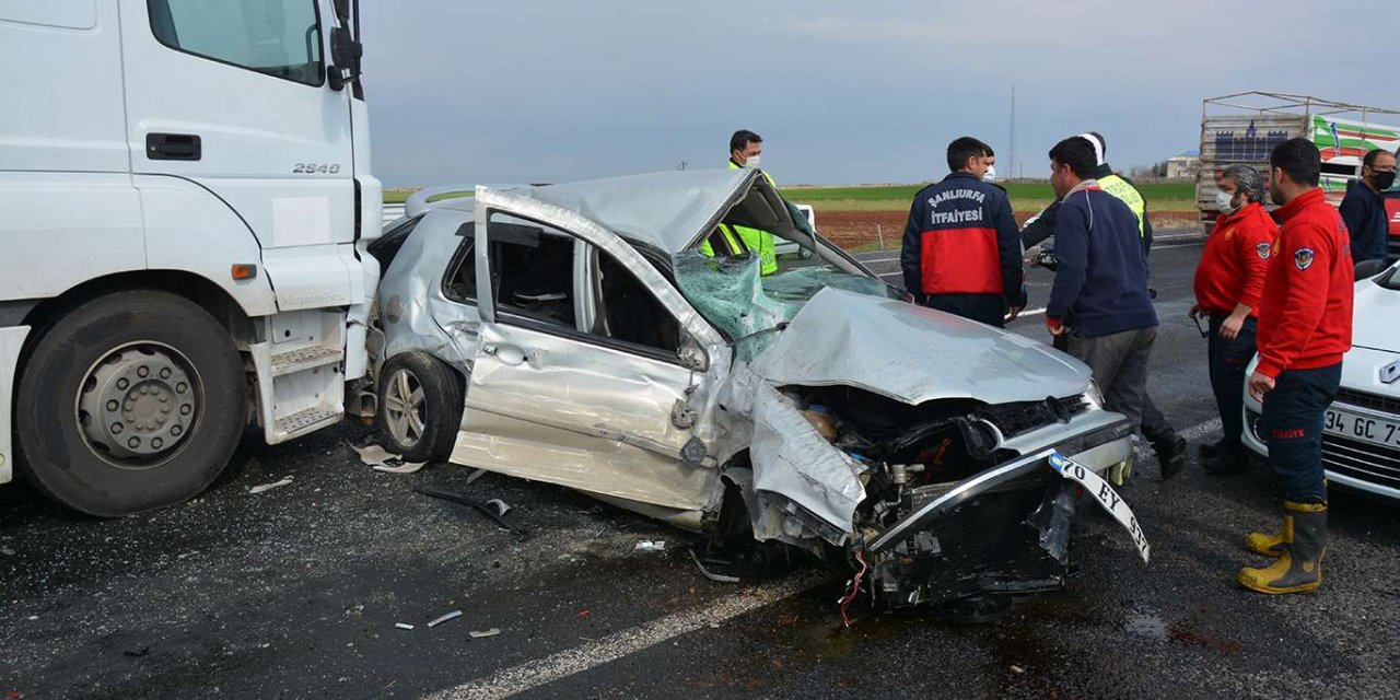 Otomobil karşı yöne geçerek iki araca çarptı: Bir ölü, bir yaralı