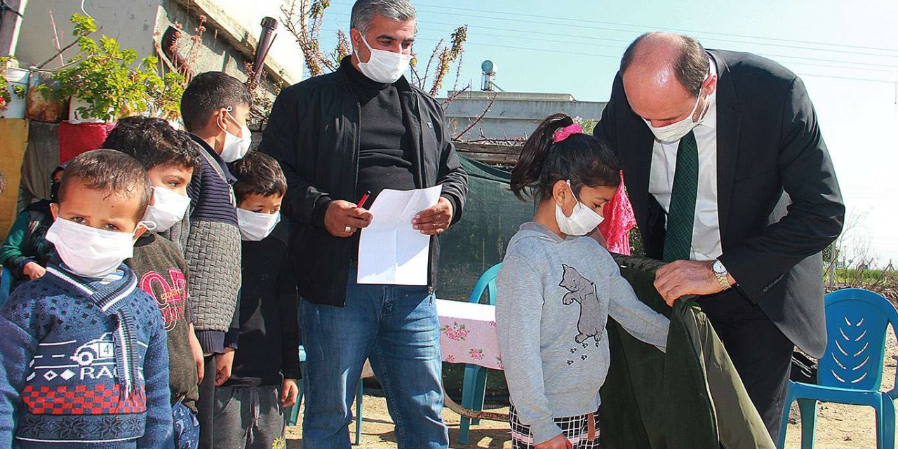 Mevsimlik tarım işçilerinin çocuklarına mont yardımı yapıldı