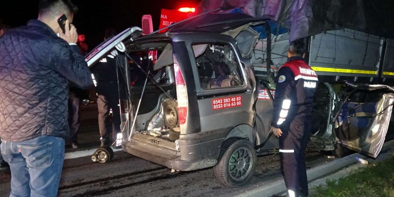 Tıra arkadan çarpan araçta bulunan 3 kişi öldü