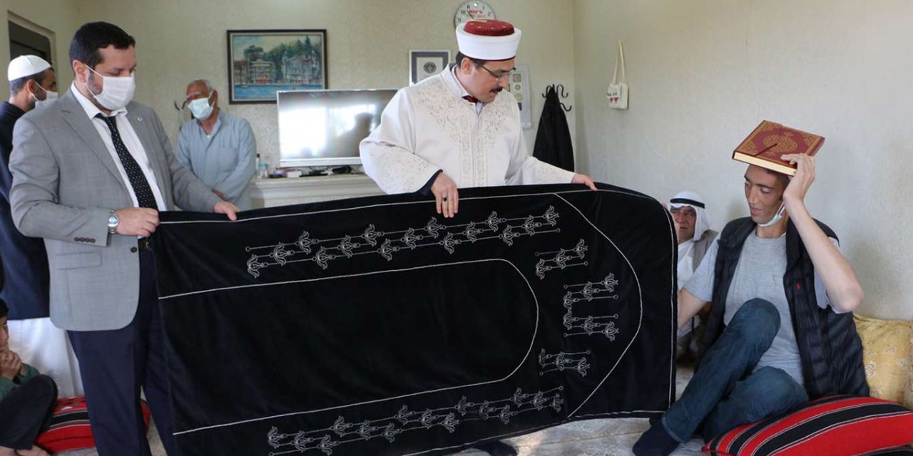 ​Miraç Kandili vesilesiyle dünyanın en uzun adamına 2 metrelik seccade hediye edildi