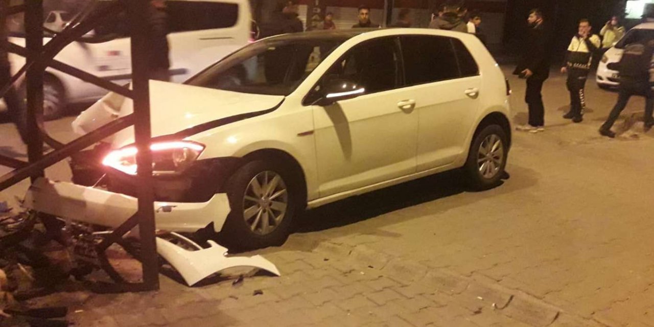 Sürücü elektik direğine çarparak durabildi