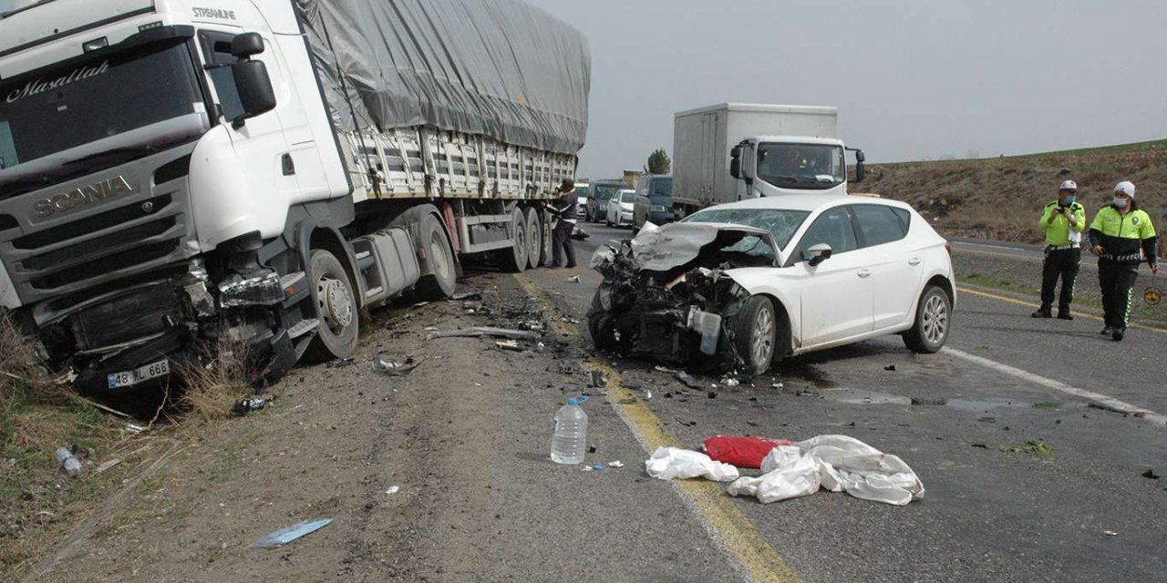 Çınar'da karşı şeride geçen otomobil ile tır çarpıştı: Bir yaralı