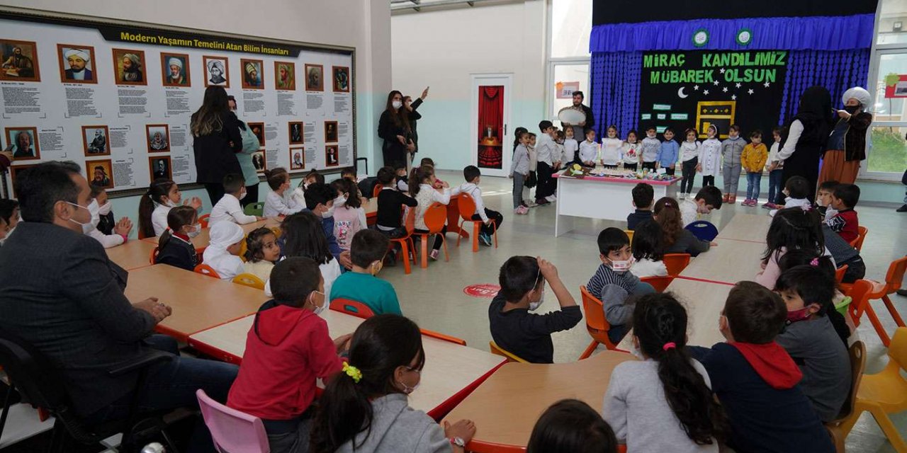 Minik öğrenciler Mirac Kandili'ni kutladı