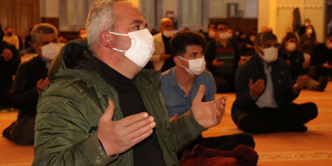 Miraç Kandilinde eller Kudüs’ün özgürlüğü için açıldı