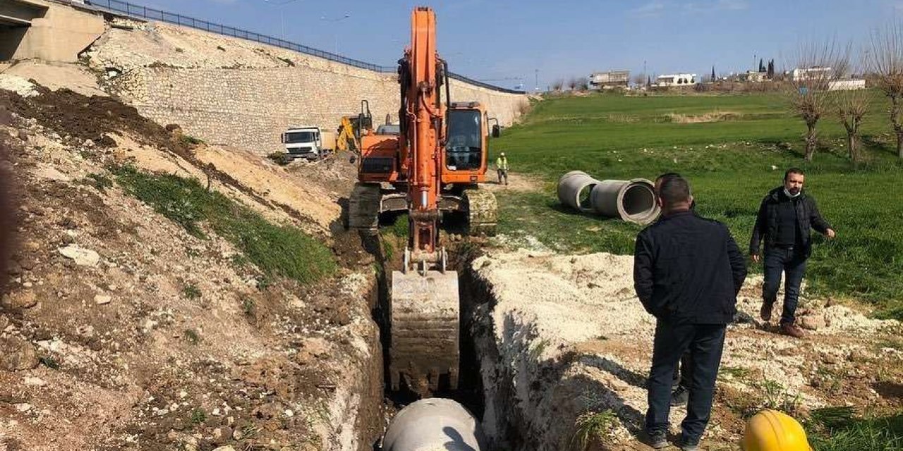 Yağışlı havalarda sorun oluşturan Eski Besni Caddesi’nde altyapı çalışması başladı