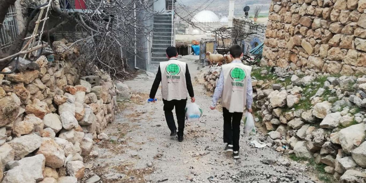 Mardin Umut Kervanı Miraç Kandili vesilesiyle Yeşilli’de gıda paketi dağıttı