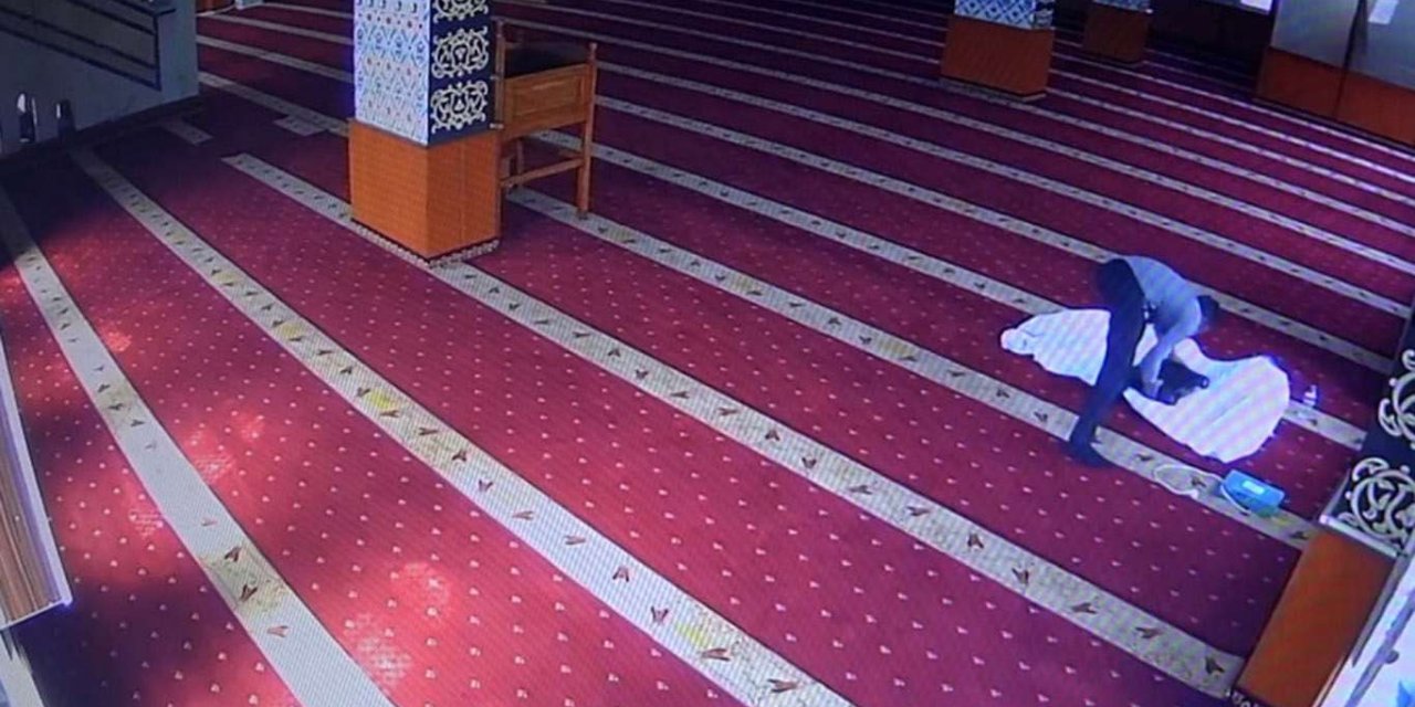 Camiye giren hırsız ses cihazını kefenleyip çaldı