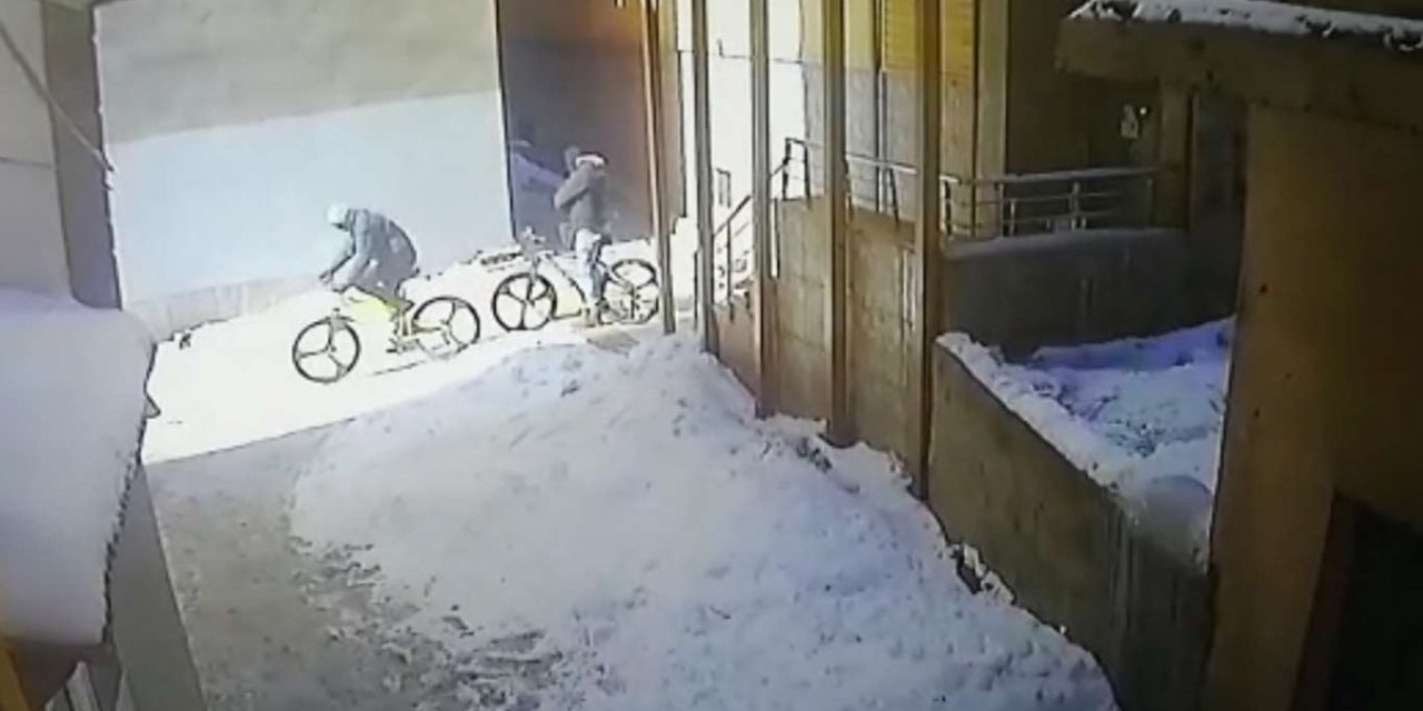 Ağrı'da hırsızlık anı güvenlik kamerası tarafından görüntülendi