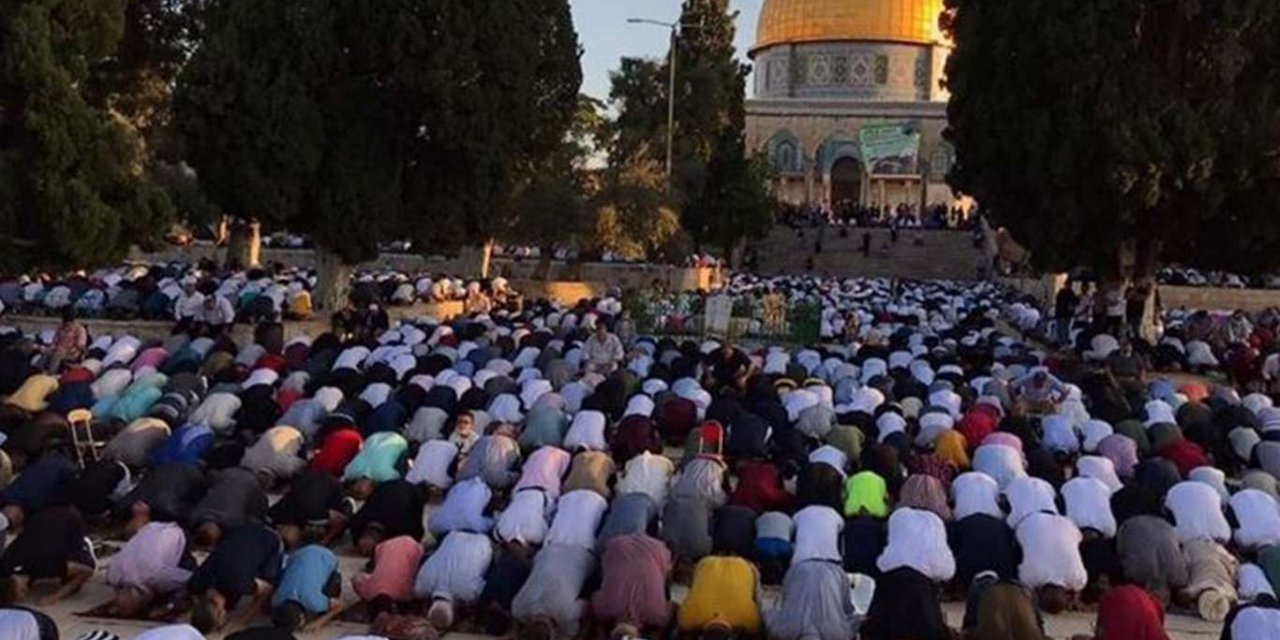 Filistinliler Miraç Kandili’ni Mescid-i Aksa’da ihya etti