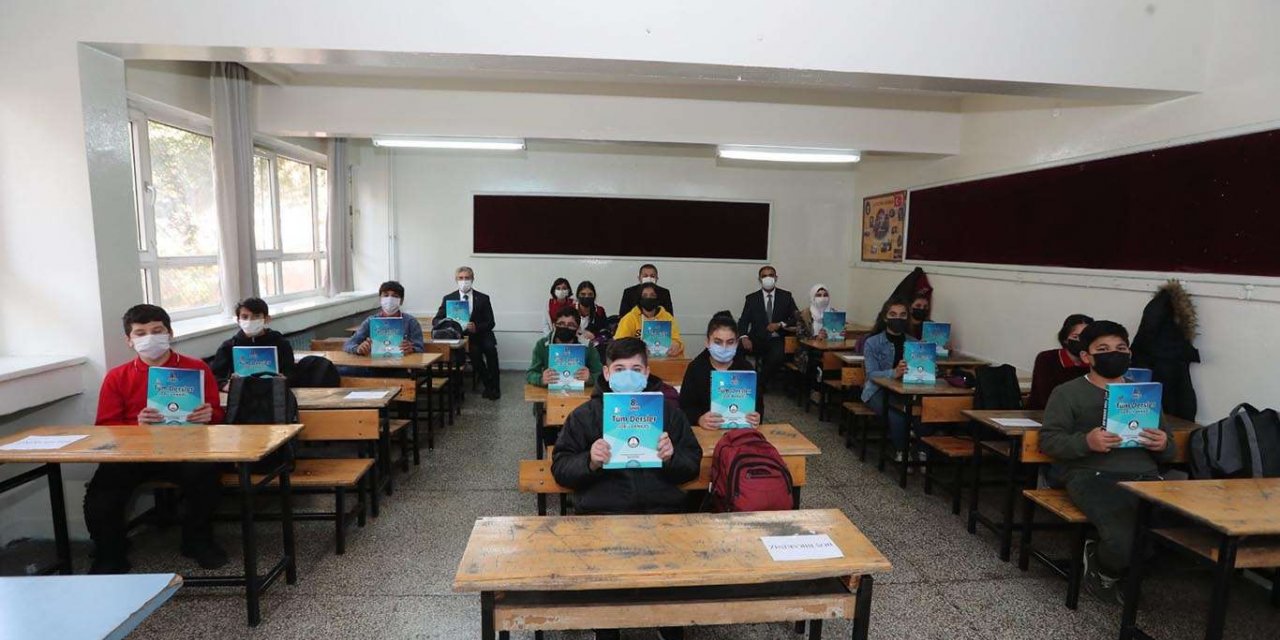 Ortaokul 8’inci sınıf öğrencilerine soru bankası dağıtıldı