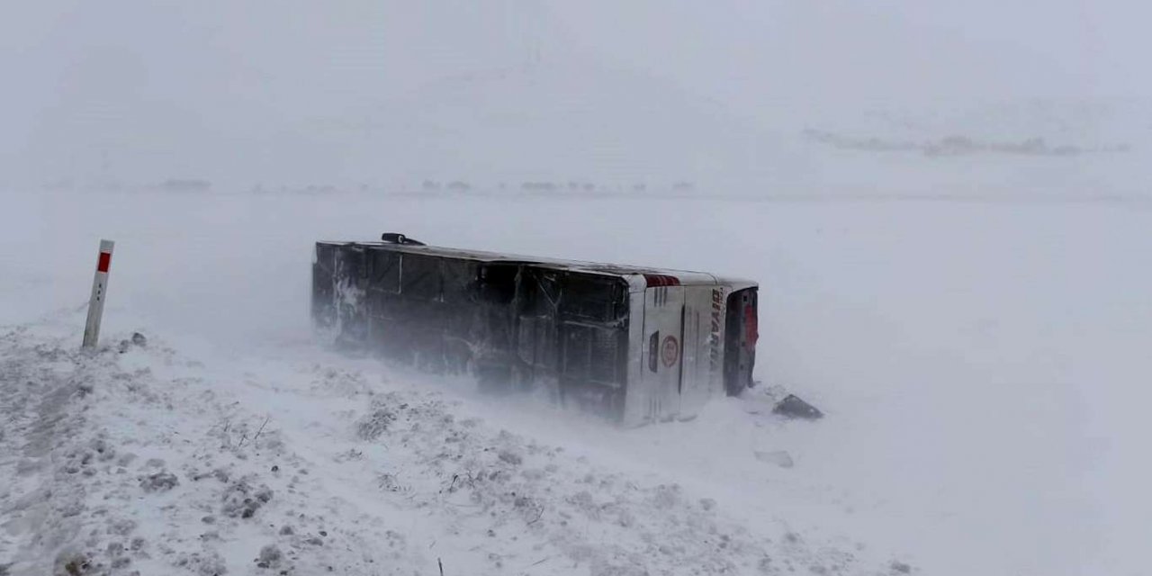 Ağrı'da tipi nedeni ile meydana gelen 7 kazada 19 kişi yaralandı