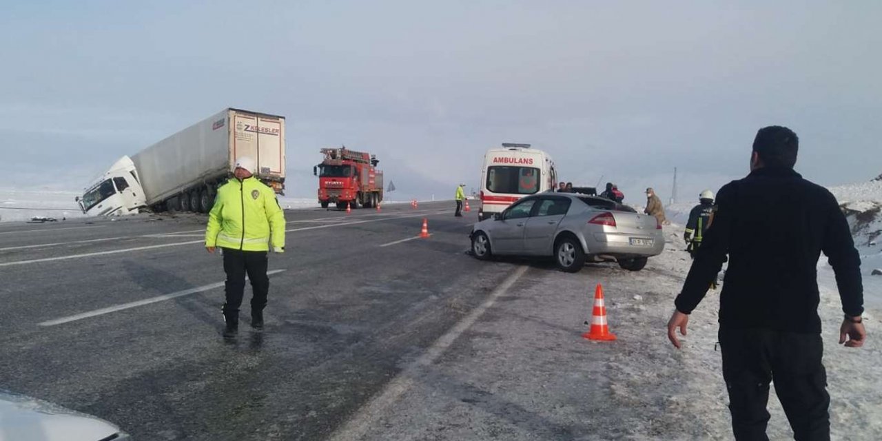 Van'da etkili olan kar yağışı kazaları da beraberinde getirdi