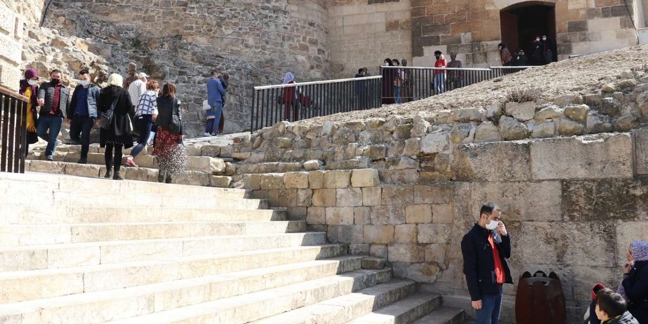 Kısıtlamasız hafta sonunda tarihi Gaziantep Kalesi yoğun ilgi gördü