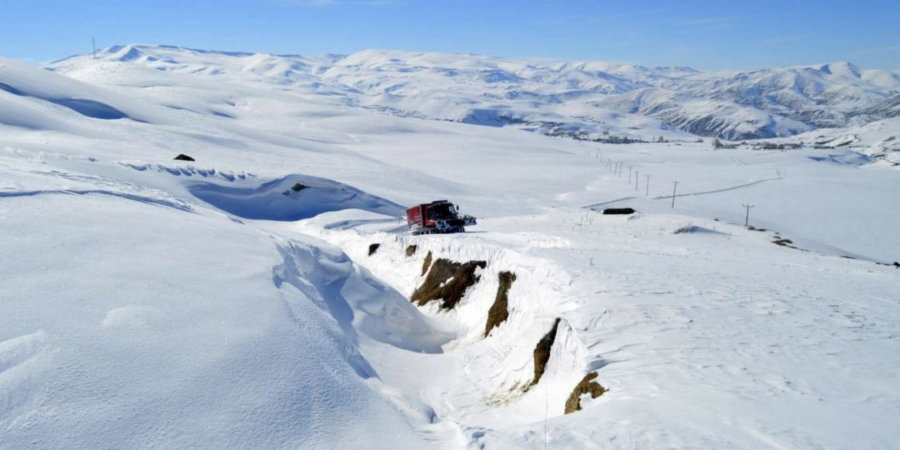 Ağrı'da yolu kapalı olan köyde rahatsızlanan hasta 6 saatte kurtarıldı