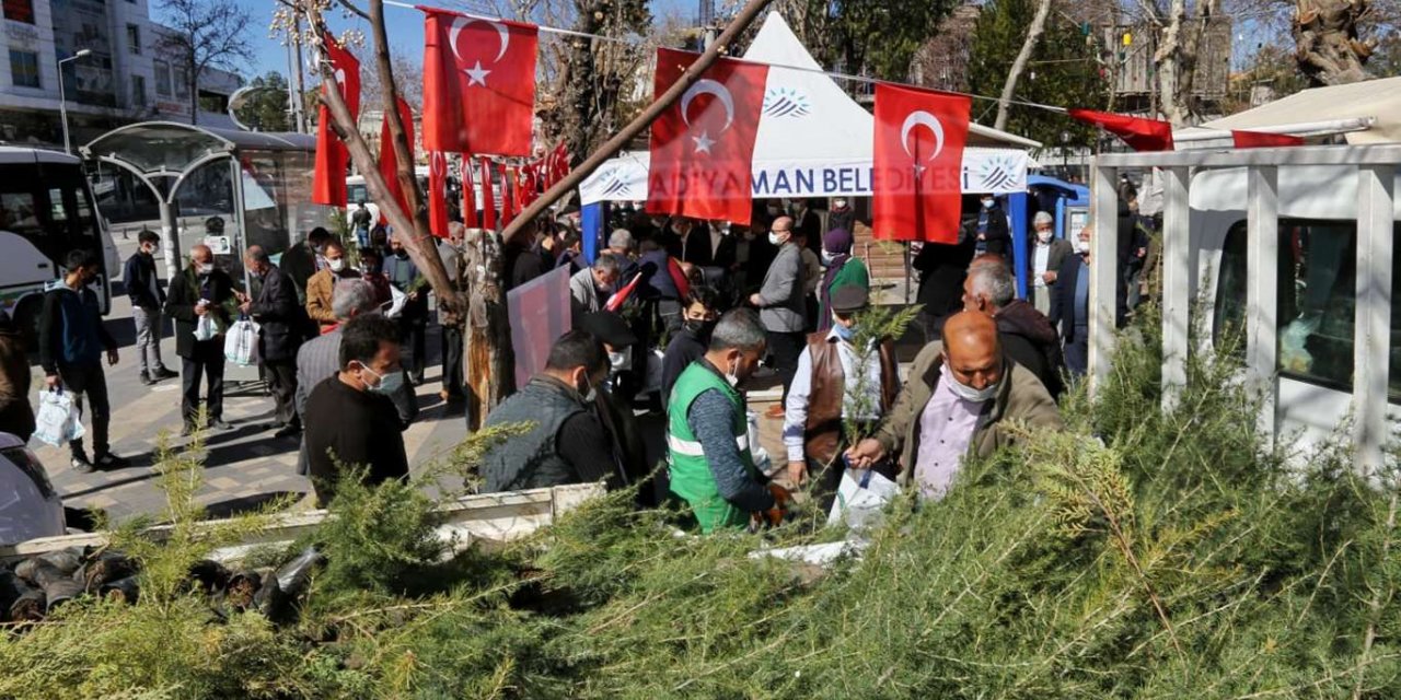 Adıyaman Belediyesi fidan dağıtımı gerçekleştirdi
