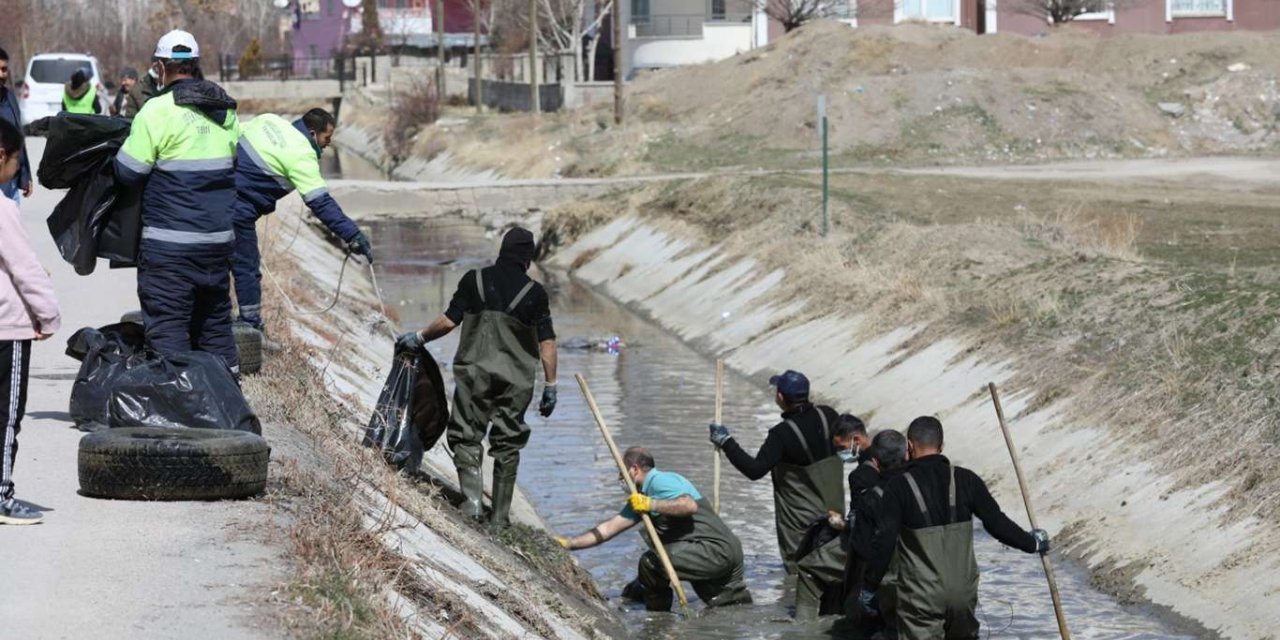 Tarihi Şamran Kanalı'ndan 2 ton çöp çıkarıldı