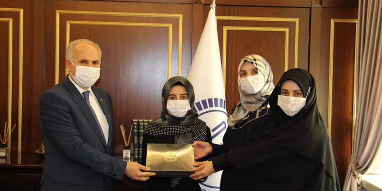 Genç hafize Kur'an-ı Kerim'i güzel okuma yarışmasında bölge birincisi oldu