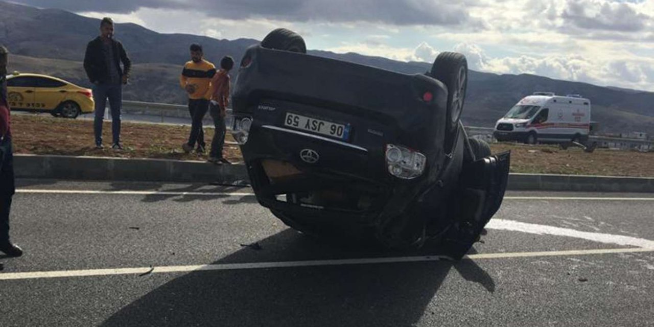 Takla atan otomobildeki üç kişi yaralandı