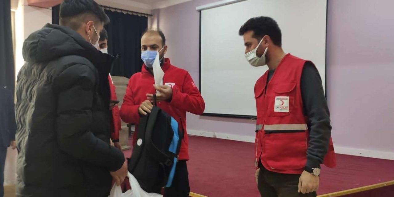 Diyarbakır Kızılay'ından öğrencilere giyim ve kırtasiye yardımı