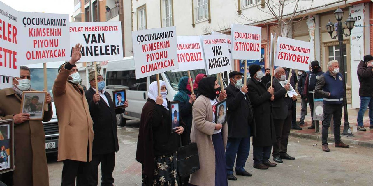 Vanlı ailelerin HDP önündeki eylemi sürüyor