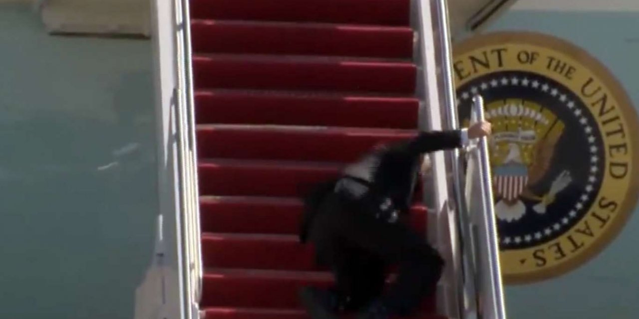 Joe Biden uçağa binerken merdivenlerde düştü