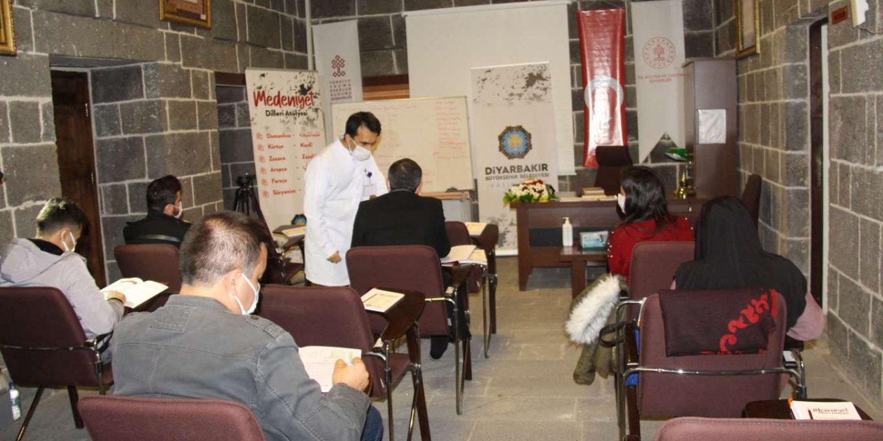 Diyarbakır Valisi Karaloğlu, anadilleri korumanın devletin görevi olduğunu söyledi