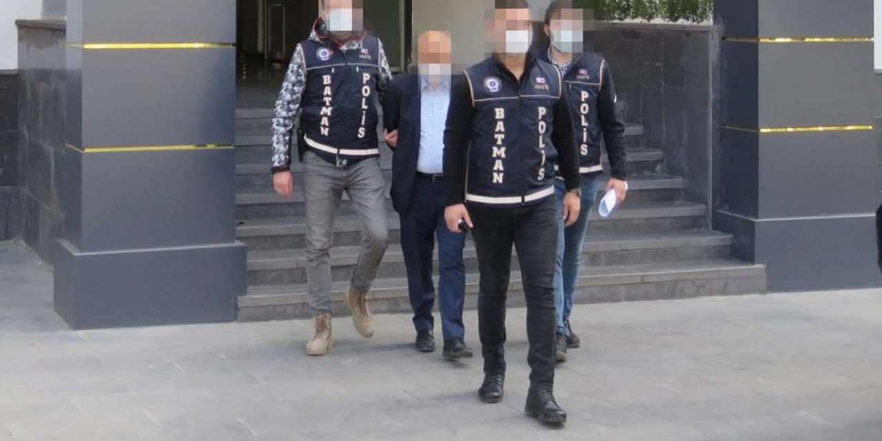 ‘Resmi belgede sahtecilik ve zimmet’ suçundan aranan şahıs yakalandı