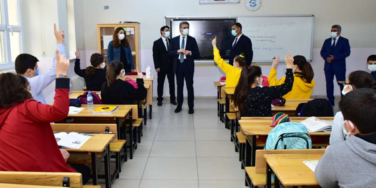 Malatya Valisi Baruş, okullarda salgın tedbirleri denetimi yaptı