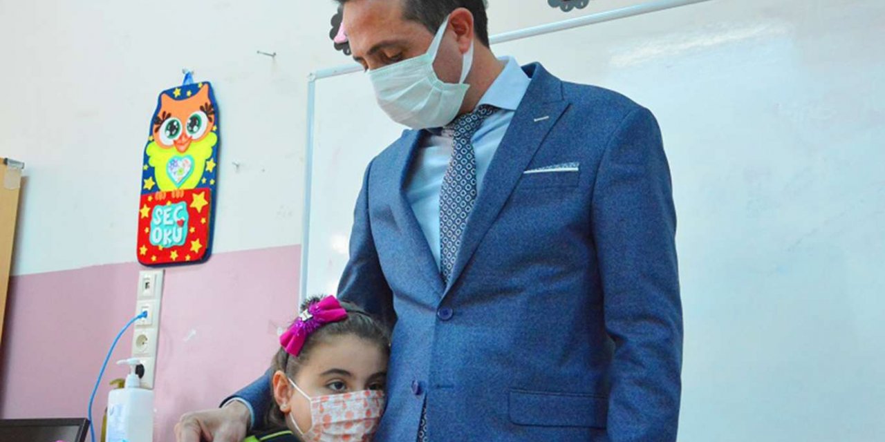 Birinci sınıf öğrencisi yazdığı hikâye kitabını Malatya Milli Eğitim Müdürü'ne hediye etti