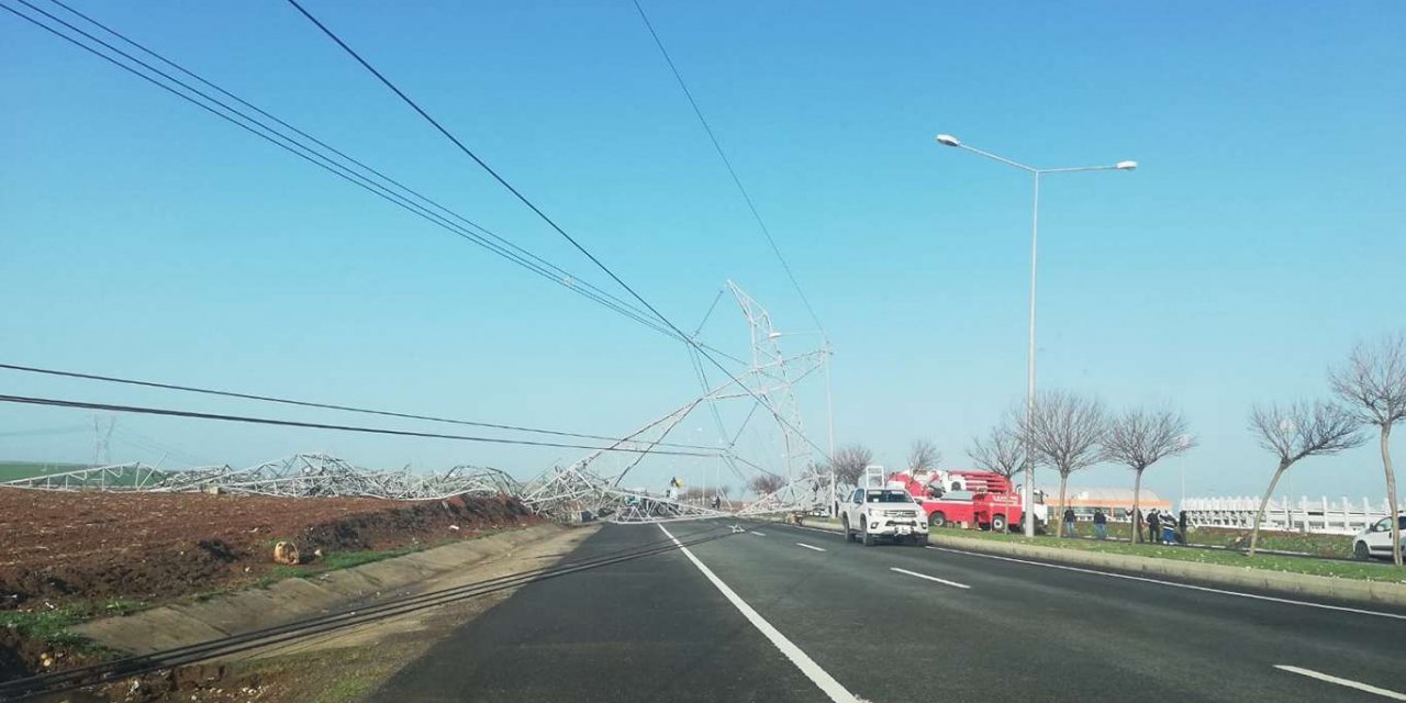 Şiddetli rüzgâr nedeniyle yüksek gerilim direği devrildi