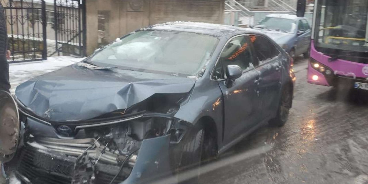 İstanbul'da yağan kar maddi hasarlı trafik kazalarına sebep oldu