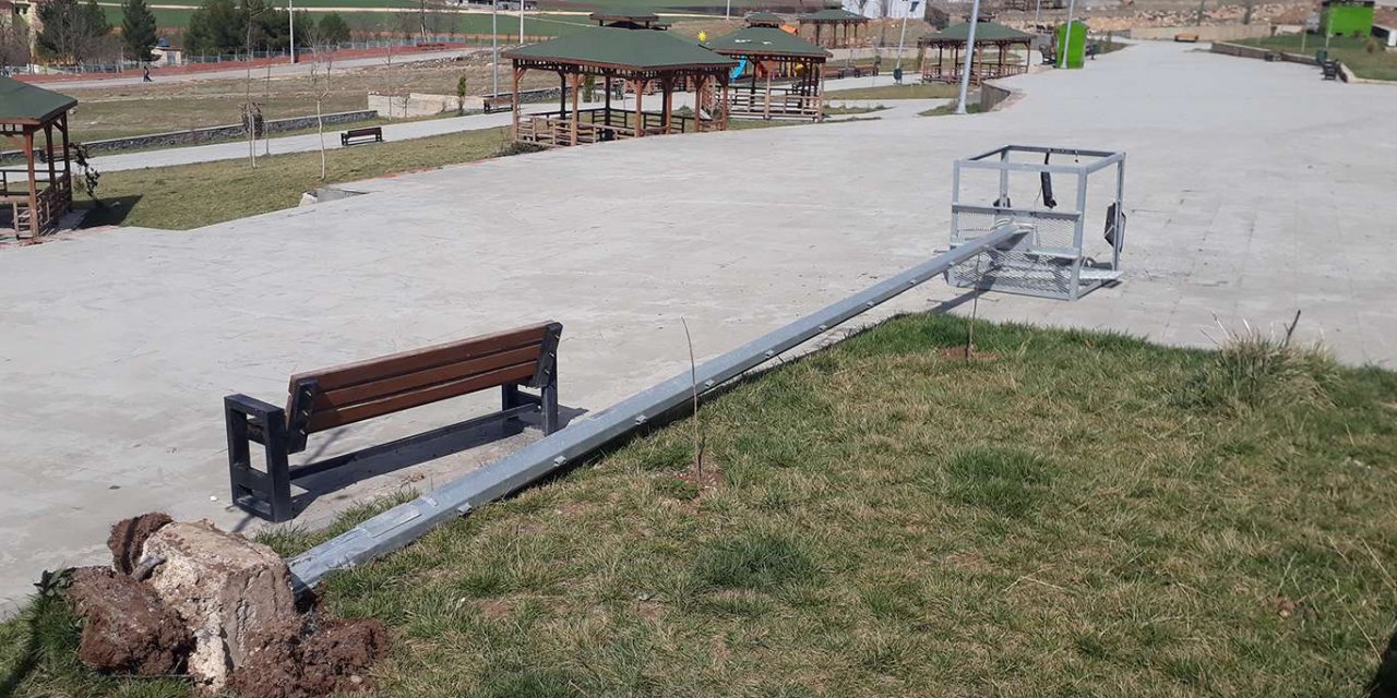 Çınar'da şiddetli rüzgâr elektrik direklerini devirdi