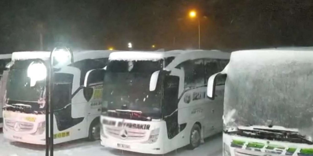 Yoğun kar yağışı nedeniyle kapanan Kırşehir-Ankara yolu trafiğe açıldı