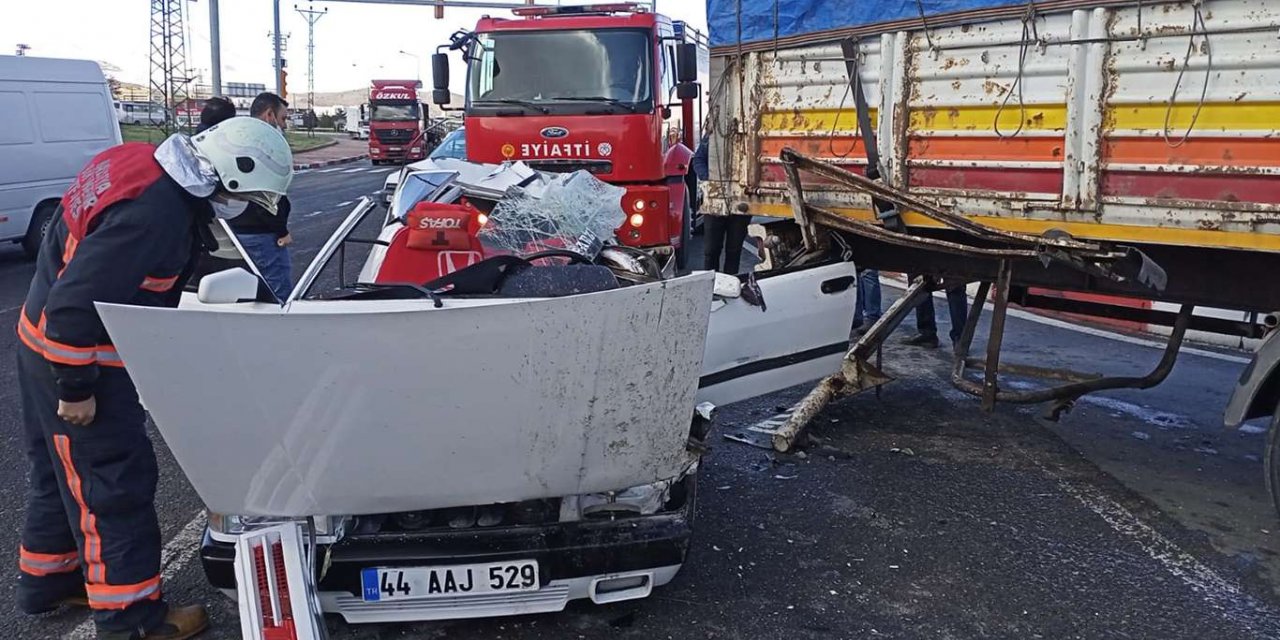 Malatya’da otomobilin kamyona çarpması sonucu 4 kişi yaralandı