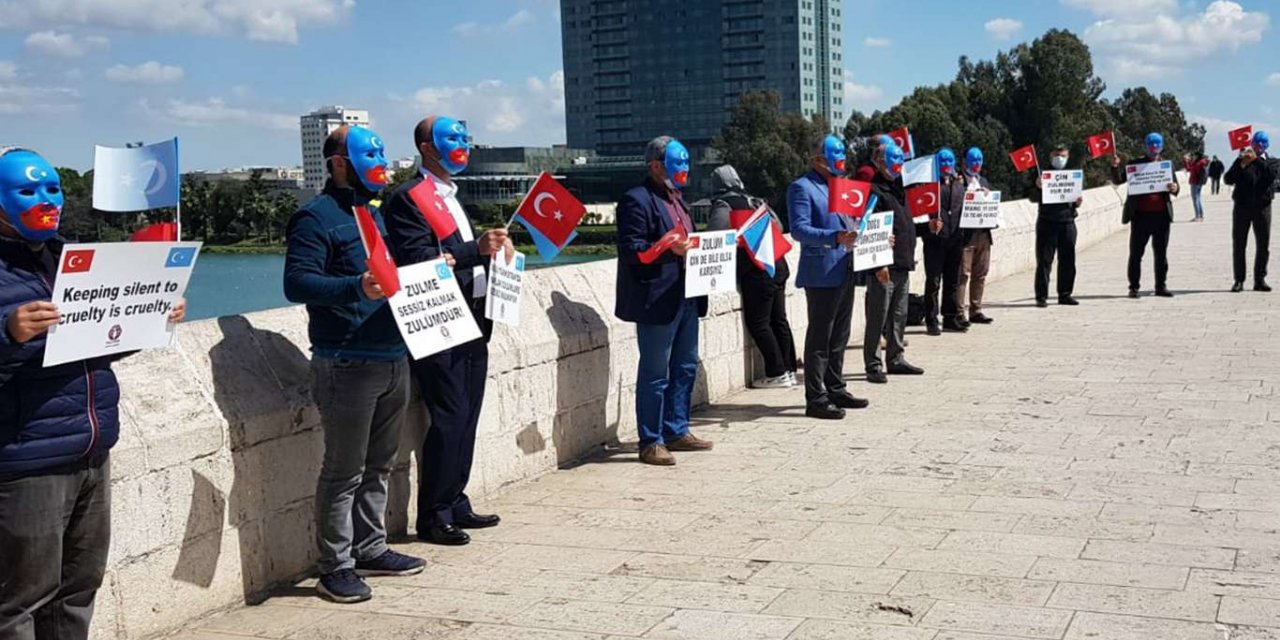 Çin'in Doğu Türkistanlılara yaptığı zulüm Adana'da tel'in edildi