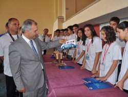 Öğrenciler bilimsel çalışmalarını sergiledi