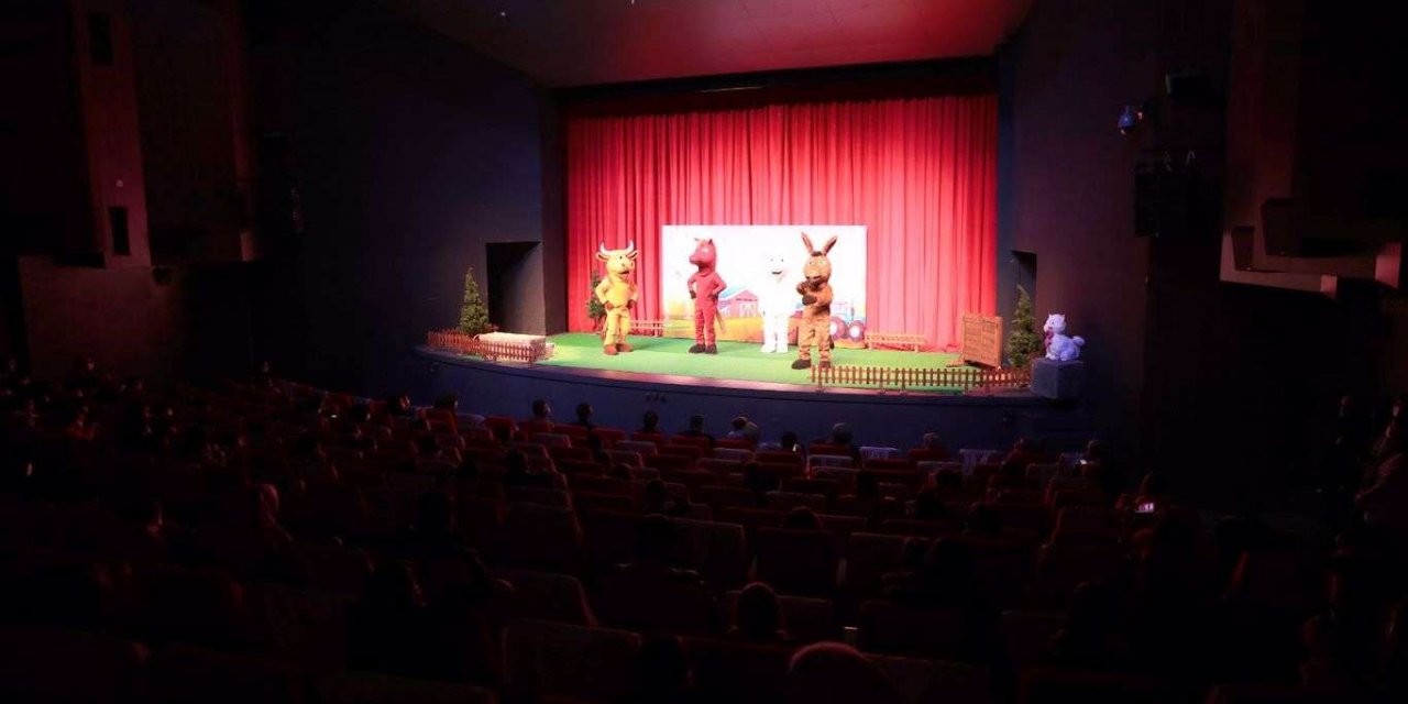 İpekyolu Belediyesi tarafından "Vohoo ve Arkadaşlar" isimli oyun sahnelendi