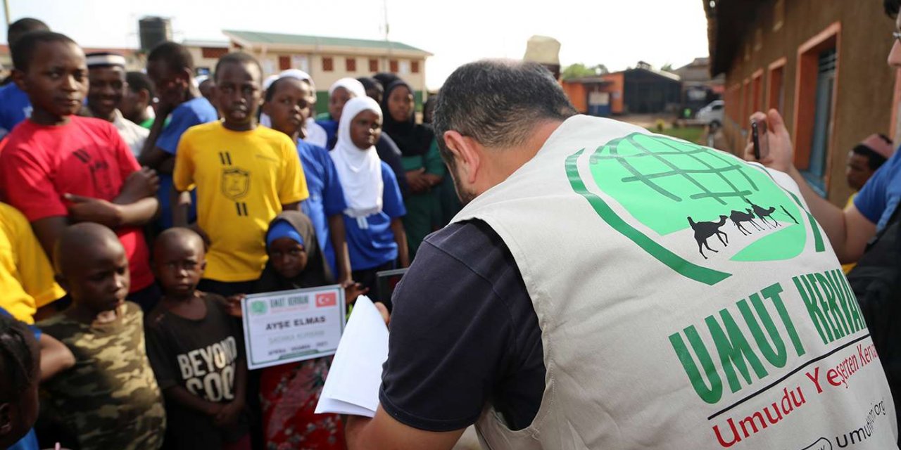 Umut Kervanı Vakfı Afrika'da yetim öğrencilere kırmızı et yardımında bulundu
